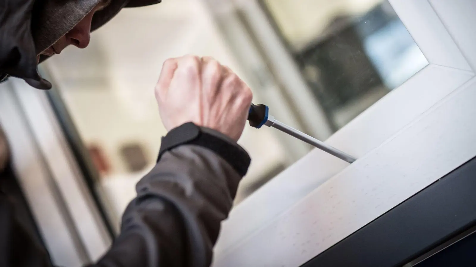 Ein typischer Einstiegsweg: Mit einfachen Werkzeugen können Einbrecher ungesicherte Fenster aufhebeln. (Foto: Frank Rumpenhorst/dpa/dpa-tmn)
