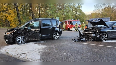 Der Fahrer des Citroens (links) missachtete die Vorfahrt einer BMW-Fahrerin.  (Foto: Wolfgang Grebenhof)