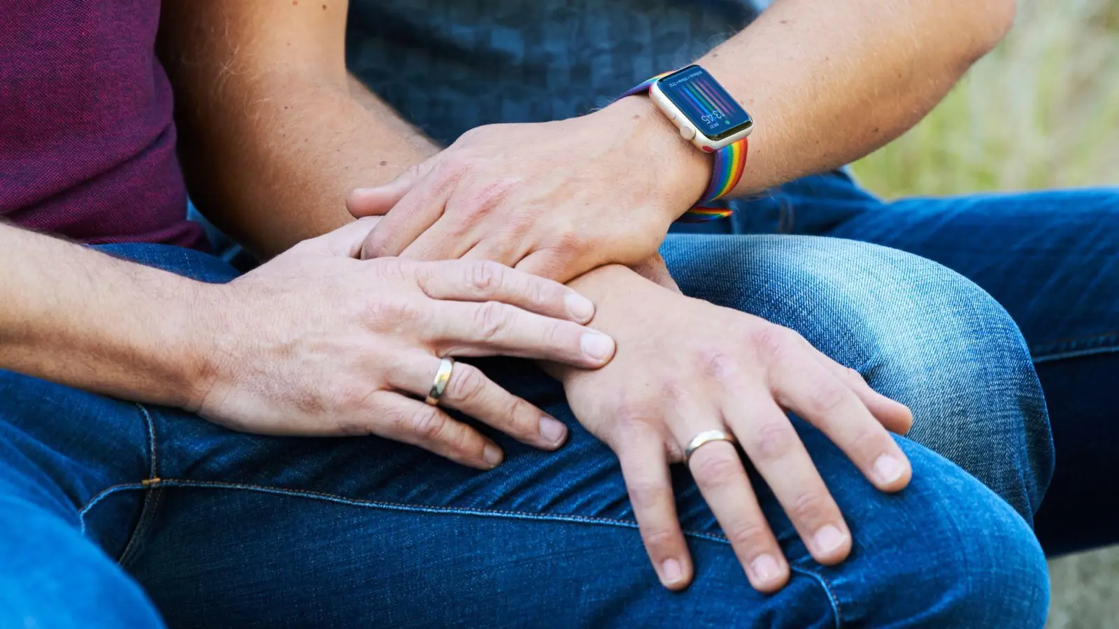 Die Kombination beider Nachnamen zu einem neuen Ehenamen wird in einigen Ländern immer beliebter. In Deutschland ist sowas nicht erlaubt, kann aber anerkannt werden. (Foto: Annette Riedl/dpa)