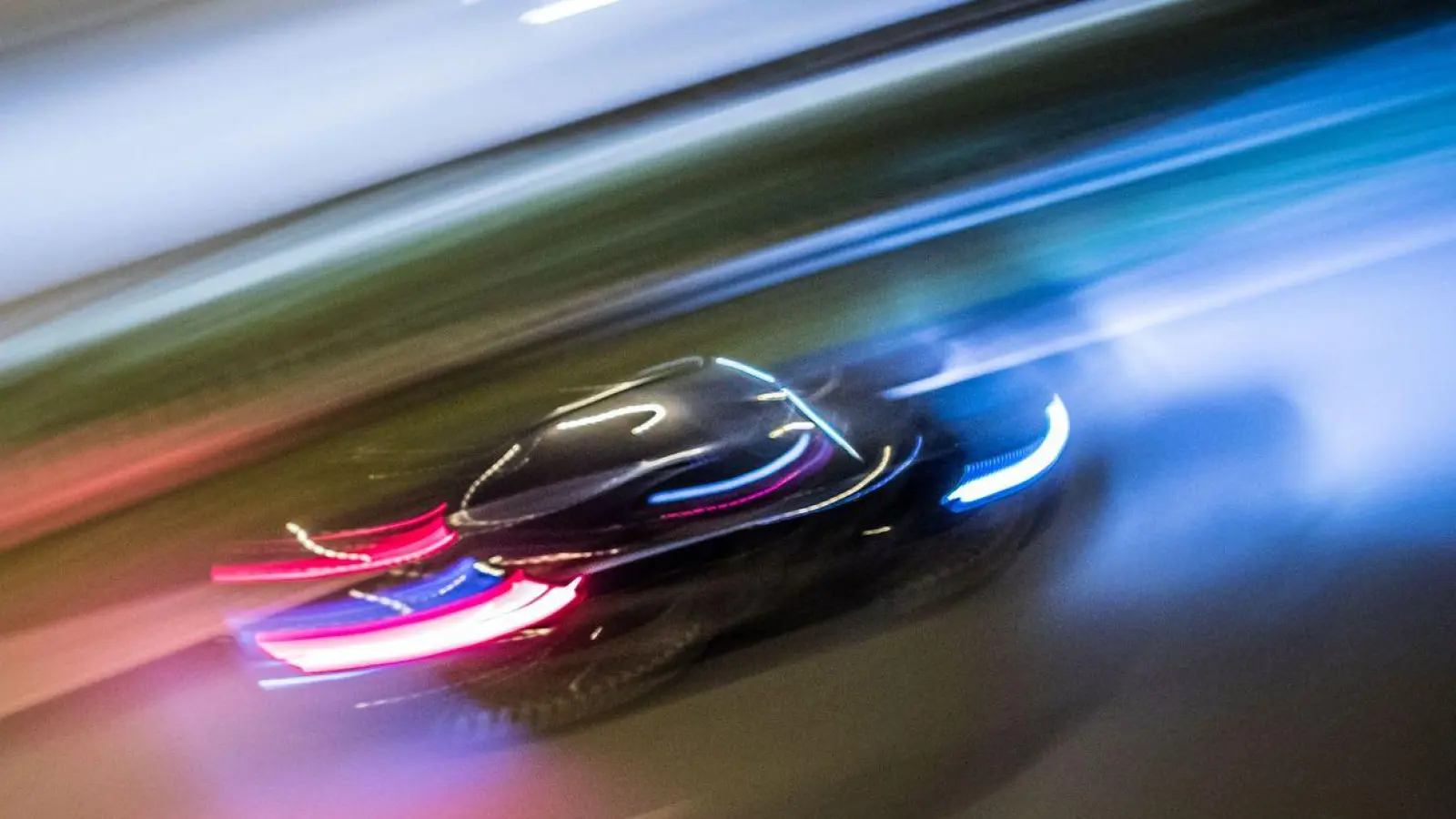 Zwei Polizeibeamte werden bei der riskanten Verfolgungsjagd in Oberbayern leicht verletzt. (Symbolbild) (Foto: Frank Rumpenhorst/dpa)