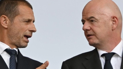 Aleksander Ceferin (l) will UEFA-Präsident bleiben und fordert nicht Gianni Infantino (r) heraus.  (Foto: Robert Michael/dpa)