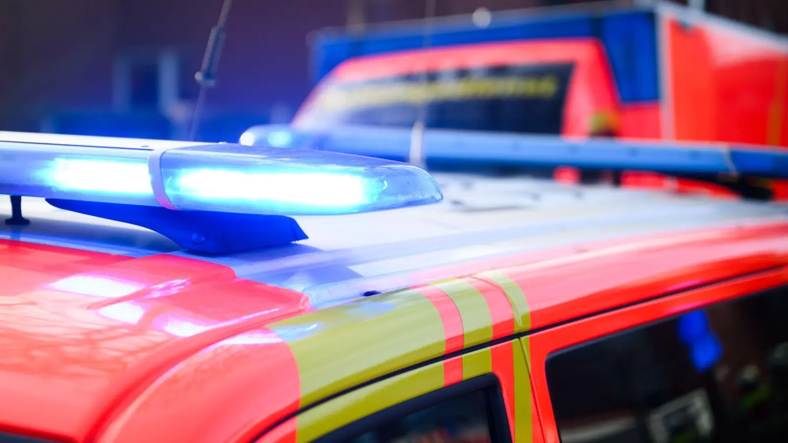 Beide Jungen wurden vom Rettungsdienst behandelt und ins Krankenhaus gebracht. (Symbolbild) (Foto: Julian Stratenschulte/dpa)