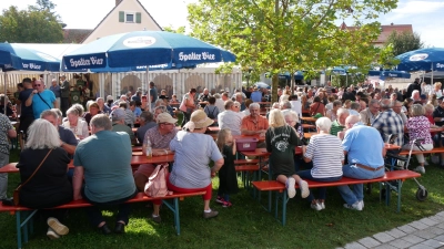 Die Besuchenden ließen sich zur Mittagszeit die unterschiedlichen Gerichte mit Merkendorfer Kraut schmecken. (Foto: Daniel Ammon)