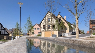 Die Vorfreude auf das kommende Wochenende ist groß im schönen Neusitz. Erleben Sie, wie der Dorfplatz samt Rathauskeller neu gestaltet wurde. (Foto: Gemeinde Neusitz)