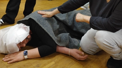 Das vermeintliche Brandopfer Martina Kilian wird von einer Ersthelferin versorgt. (Foto: Katrin Merklein)