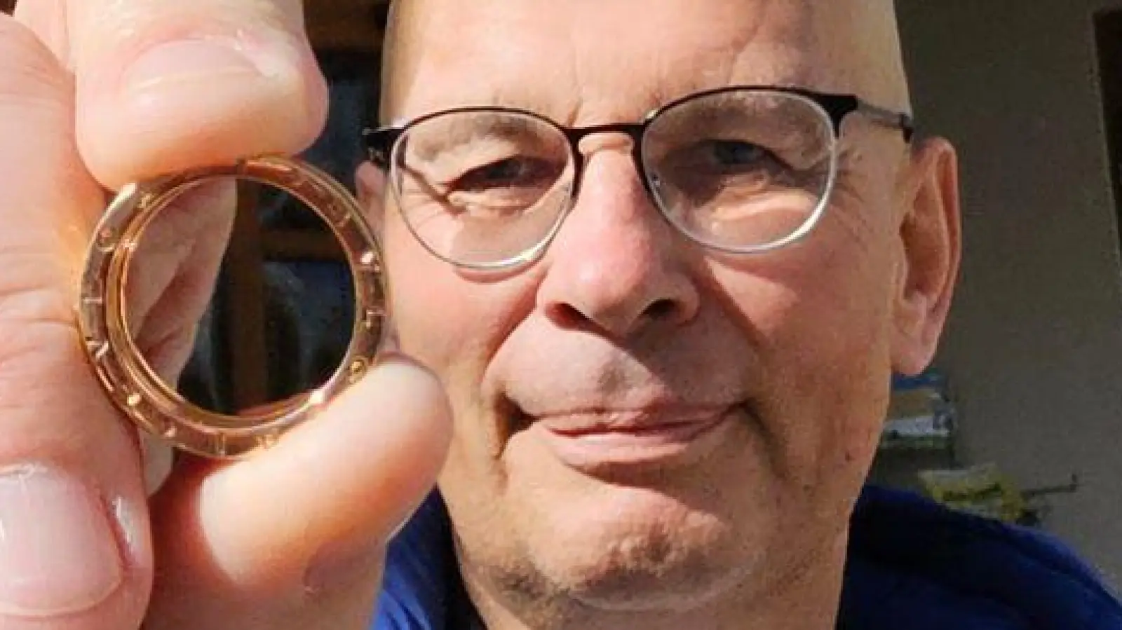 Ein Ehering ist nach einer kleinen Odyssee durch Nordbayern wieder bei seinem Berliner Besitzer angekommen.  (Foto: Mike Müller/dpa)