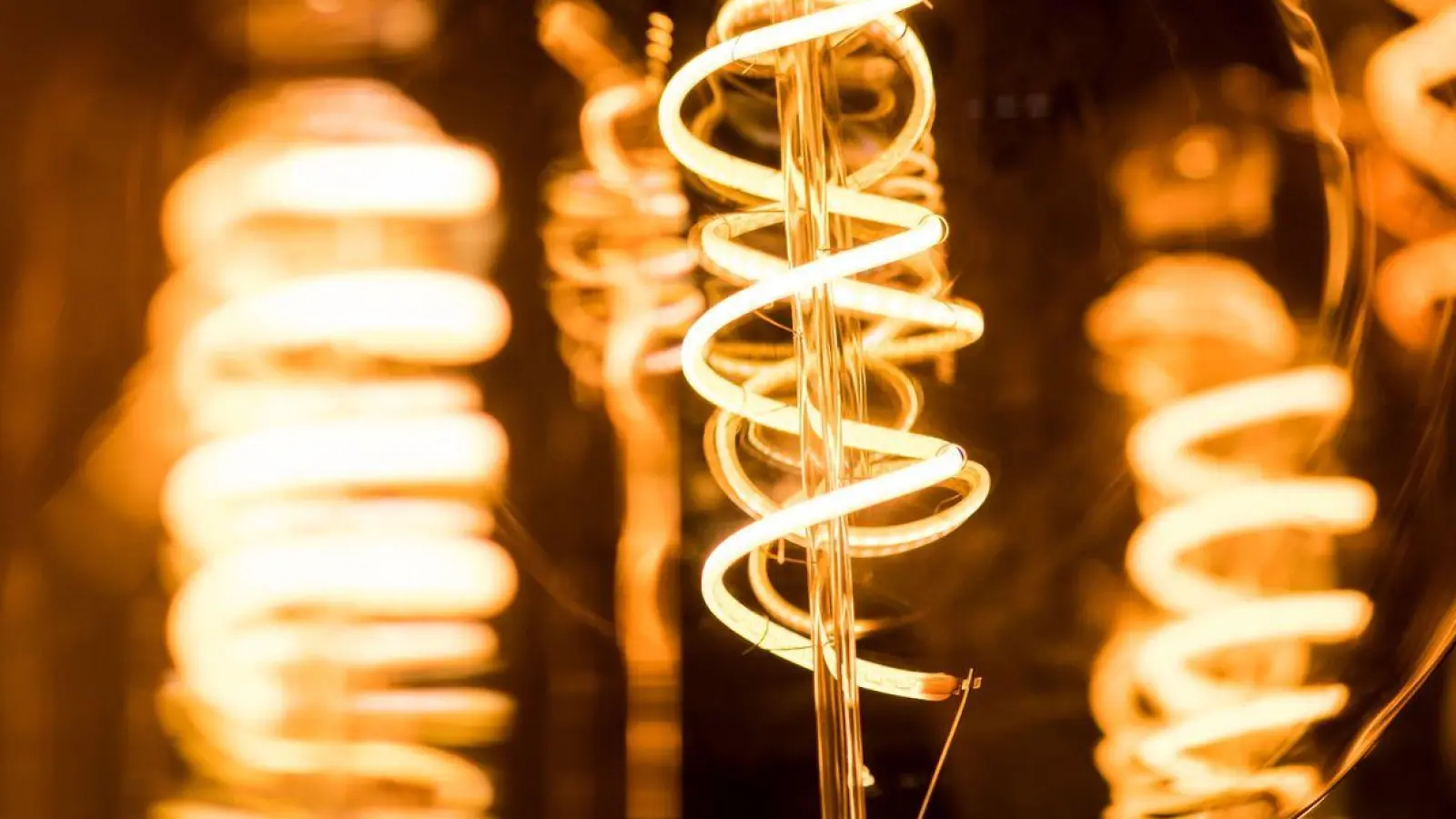 Rebound-Effekt: Zehn stromsparende LED statt einer alten Glühbirnen brennen lassen, senkt eben auch nicht die Stromkosten. (Foto: Franziska Gabbert/dpa-tmn/dpa)