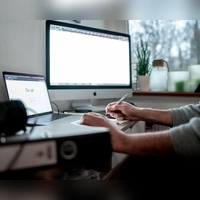 Reflektieren statt übereilen: Bevor man kündigt, lohnt es sich, die eigenen Wünsche zu klären und mögliche Probleme im aktuellen Job anzugehen. (Foto: Fabian Strauch/dpa)