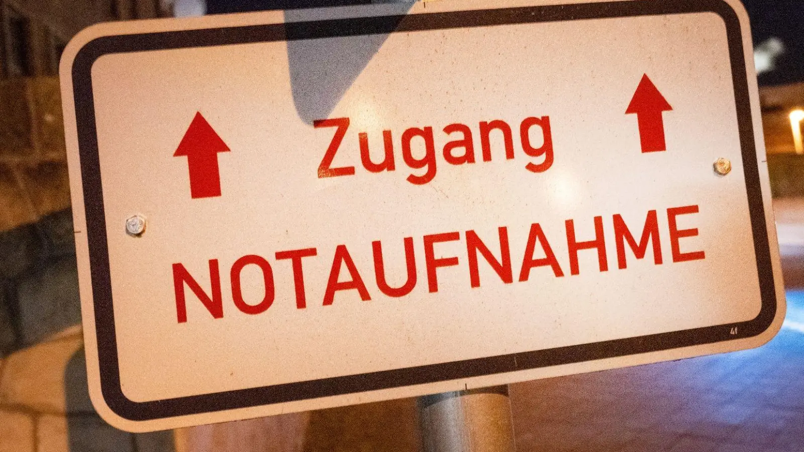 Der Schriftzug „Zugang Notaufnahme“ hängt vor einem Gebäude einer Klinik. (Foto: Stefan Sauer/dpa/Symbolbild)