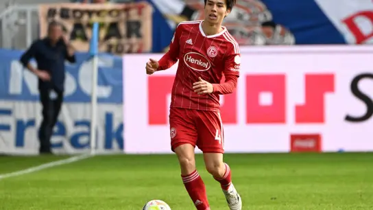 Japans Ao Tanaka im Trikot des Zweitligisten Fortuna Düsseldorf. (Foto: Uli Deck/Deutsche Presse-Agentur GmbH/dpa)