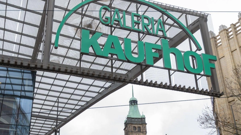 Das Logo der Galeria Kaufhof prangt groß über dem Neumarkt in Chemnitz. Die Filiale ist auch von den Schließungen betroffen (Archivbild). (Foto: Hendrik Schmidt/dpa)