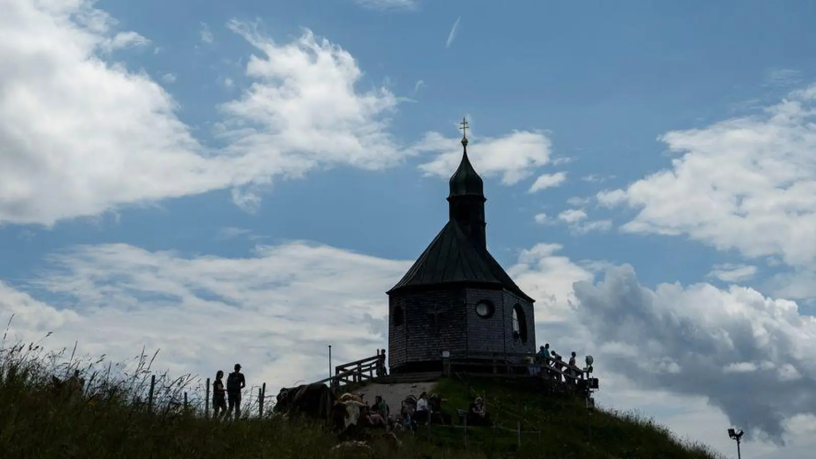 Sommerhitze ist zum Ferienbeginn in Bayern nicht in Sicht, dafür immer wieder Regen. (Archivbild) (Foto: Stefan Puchner/dpa)