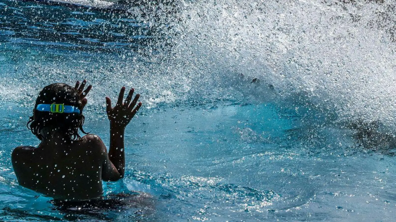 Schwimmbäder wie hier in Berlin boten wieder Abkühlung. (Foto: Jens Kalaene/dpa)