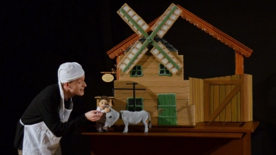 Der Puppenspieler Stefan Moser ist gerade in die Rolle des Müllers geschlüpft und belohnt seinen Lehrling mit dem Goldesel – eine Szene aus „Tischlein, deck dich“. (Foto: Yvonne Neckermann)