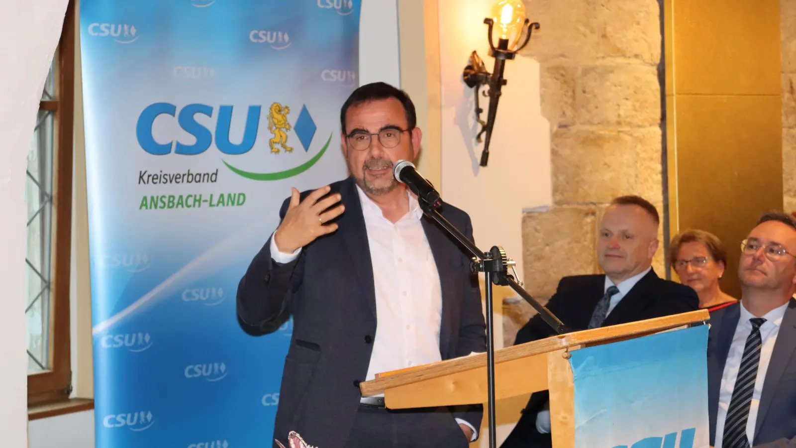 Vor einem Ungleichgewicht zwischen Stadt und Land bei der Gesundheitsversorgung warnte Staatsminister Klaus Holetschek auf Burg Colmberg. (Foto: Thomas Schaller)