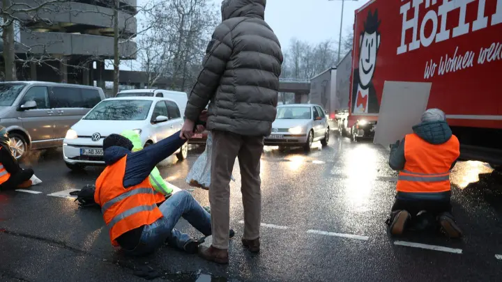 An der Autobahnausfahrt A100 und A115 in Berlin haben sich mehrere Aktivisten der letzten Generation festgeklebt. (Foto: Jörg Carstensen/dpa)