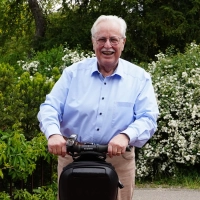 So fuhr Dr. Dr. Günther Strobl regelmäßig zu den Stadtratssitzungen: mit seinem schwarzen Segway. (Foto: Simone Hedler)