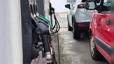 Jeder Autofahrer merkt es: Tanken wird immer teurer. (Symbolbild) (Foto: Sascha Thelen/dpa)
