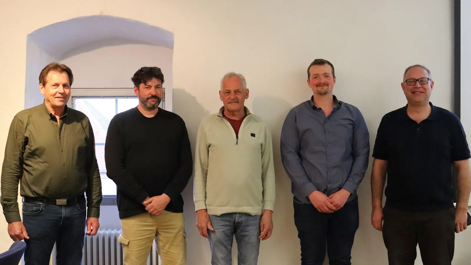 Bürgermeister Michael Dörr (rechts) verabschiedete die scheidenden Stadträte (von links): Richard Lechner, Armin Medek, Karl Meier und Maximilian Weeger. Auf dem Foto fehlen Helmut Arndt und Marc Reichl. (Foto: Antonia Müller)