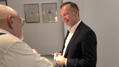 Nach seiner Lesung signierte Dr. Volker Wissing sein Buch und nahm sich Zeit, mit den Besucherinnen und Besuchern zu plaudern.  (Foto: Thomas Schaller)