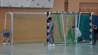 Nach der Vorrunde wurden die großen Tore weggeschafft und die beim Futsal üblichen Handballtore aufgebaut. (Foto: Bastian Lauer)