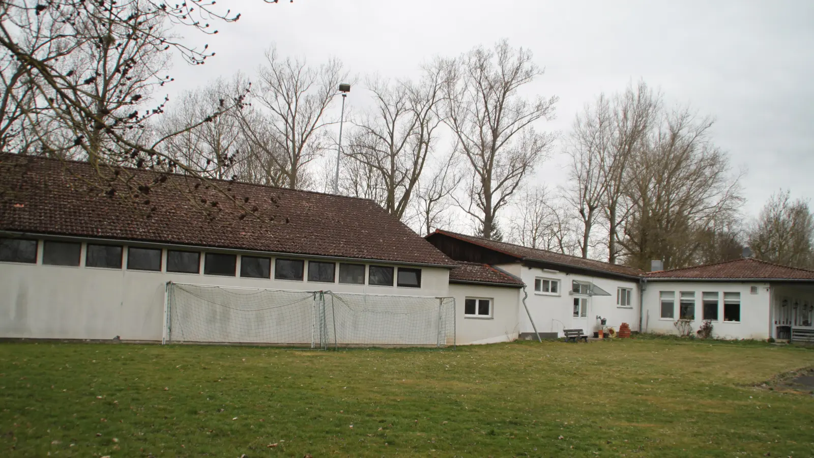 Für rund 1,1 Millionen Euro soll die Sporthalle des TV 1860 Bad Windsheim samt den Räumen der Sportler umfassend saniert werden. (Foto: Hans-Bernd Glanz)