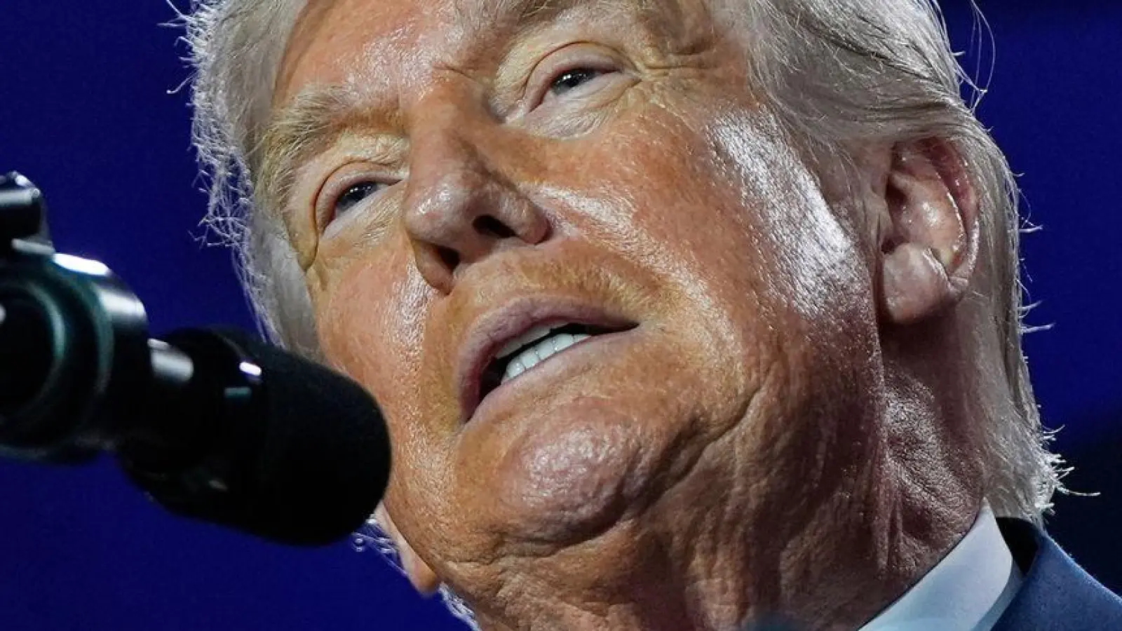 US-Präsident Donald Trump will weniger Leitplanken für amerikanische KI. (Foto: Julia Demaree Nikhinson/AP/dpa)