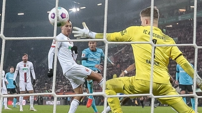 Augsburgs Torwart Finn Dahmen (r) kann das späte Leverkusener Siegtor nicht verhindern. (Foto: Harry Langer/dpa)