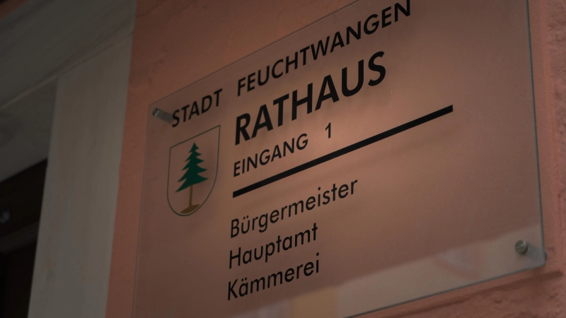 Im Feuchtwanger Rathaus laufen die Fäden der Stadtpolitik zusammen. Daniel Gögelein, der neue Referent für Ehrenamt und Vereine, soll auch das Bindeglied zur Verwaltung sein. (Foto: René Chlopotowski)