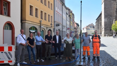 Pragmatischer Ansatz: Aus einfachen Mitteln wurde die Sprühnebelanlage gebaut. Vertreter der Stadt und der Citywerkstatt testeten sie bei der Vorstellung vor Ort. (Foto: Florian Schwab)