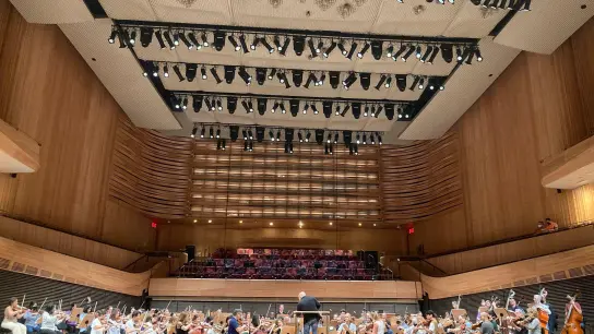 Der Musikdirektor Jaap van Zweden dirigiert die erste Probe der New Yorker Philharmoniker in der Saison 2022/23 in der David Geffen Hall im Lincoln Center for the Performing Arts. (Foto: Ronald Blum/AP/dpa)