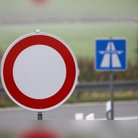 Von Samstagabend bis zum Sonntagnachmittag war die A93 in beiden Richtungen am Regensburger Kreuz gesperrt. (Symbolbild) (Foto: Bernd Wüstneck/dpa-Zentralbild/dpa)
