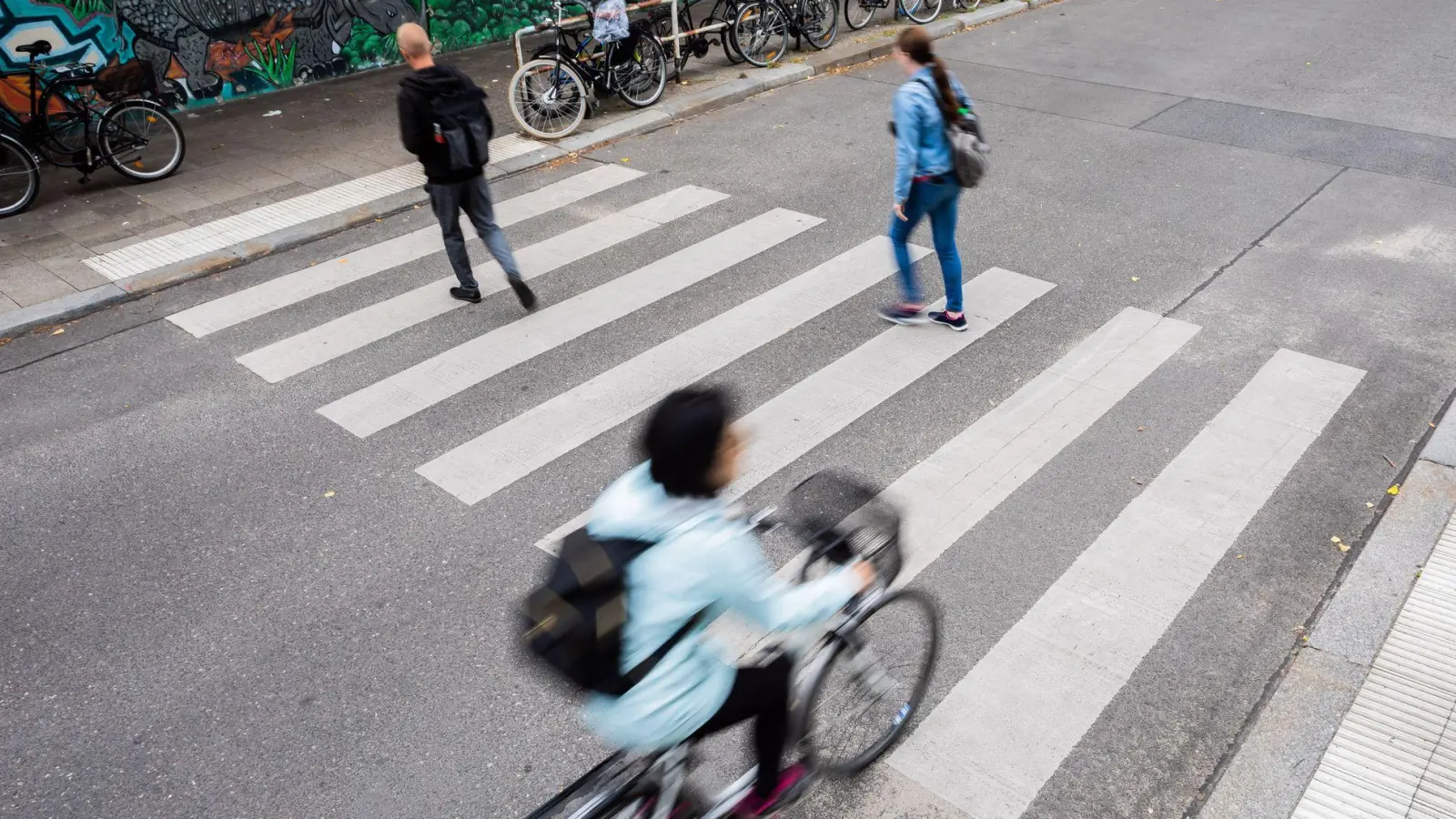 Ein Zebrastreifen soll das Überqueren einer Straße für Fußgänger sicherer machen. (Foto: Christoph Soeder/dpa/dpa-tmn)