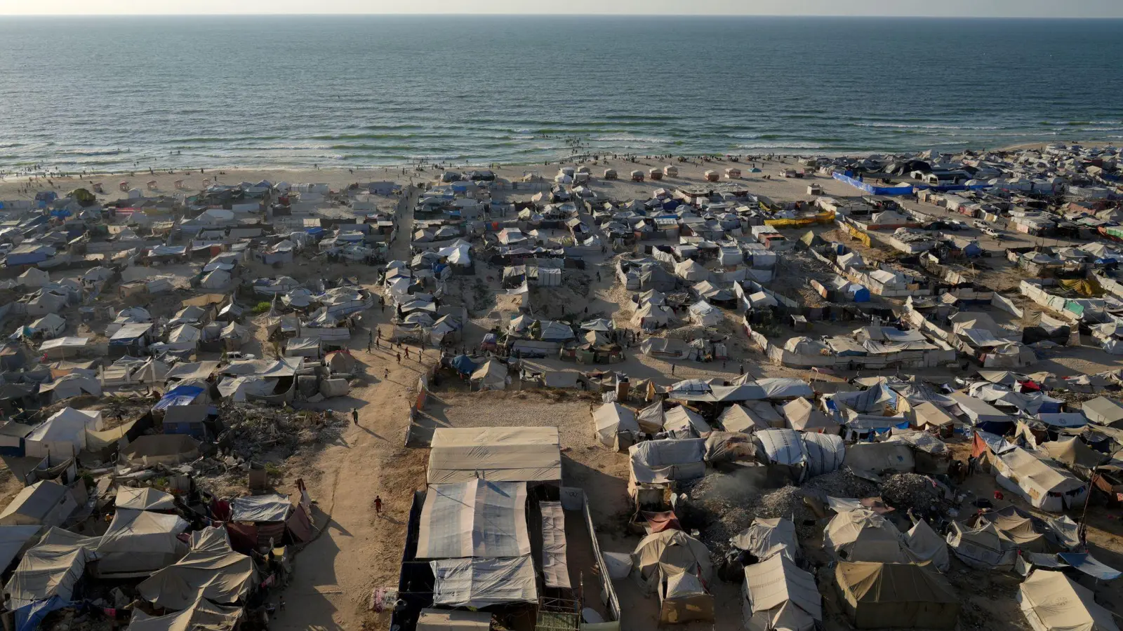 Ein behelfsmäßiges Zeltlager für vertriebene Palästinenser nahe Gaza (Foto: Jehad Alshrafi/AP/dpa)