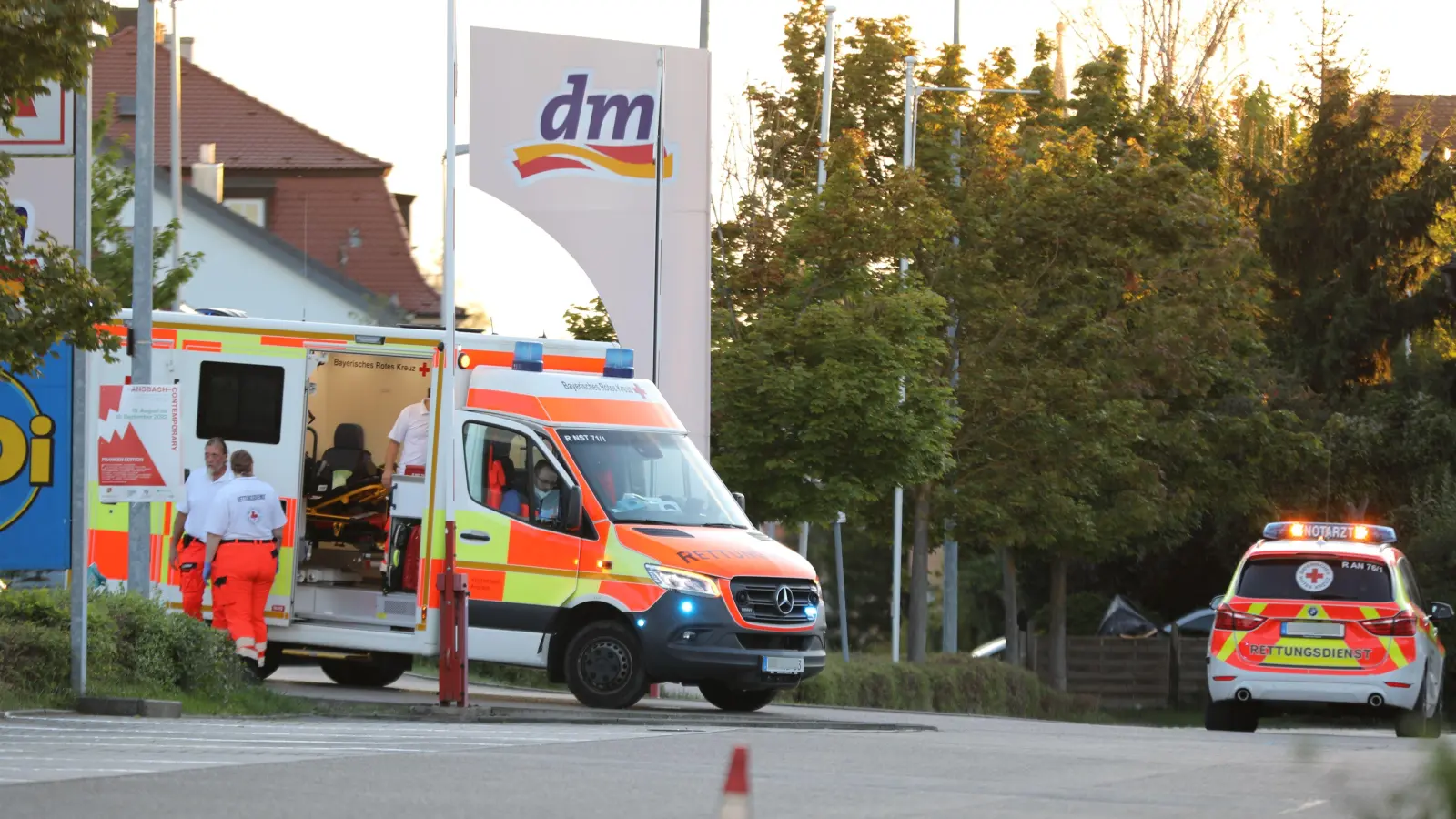 Rettungsfahrzeuge auf dem Parkplatz des Drogeriemarkts, in dessen  Umfeld die tödlichen Schüsse fielen. (Foto: Zeynel Dönmez)
