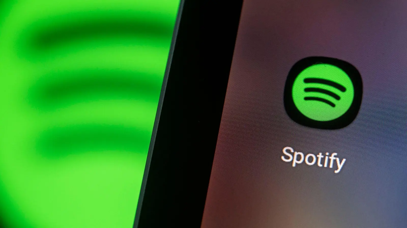 Das Logo der App von Spotify auf einem Smartphone. Wann kommt die Musik in Hifi-Qualität zu den Kunden? (Foto: Fabian Sommer/dpa)