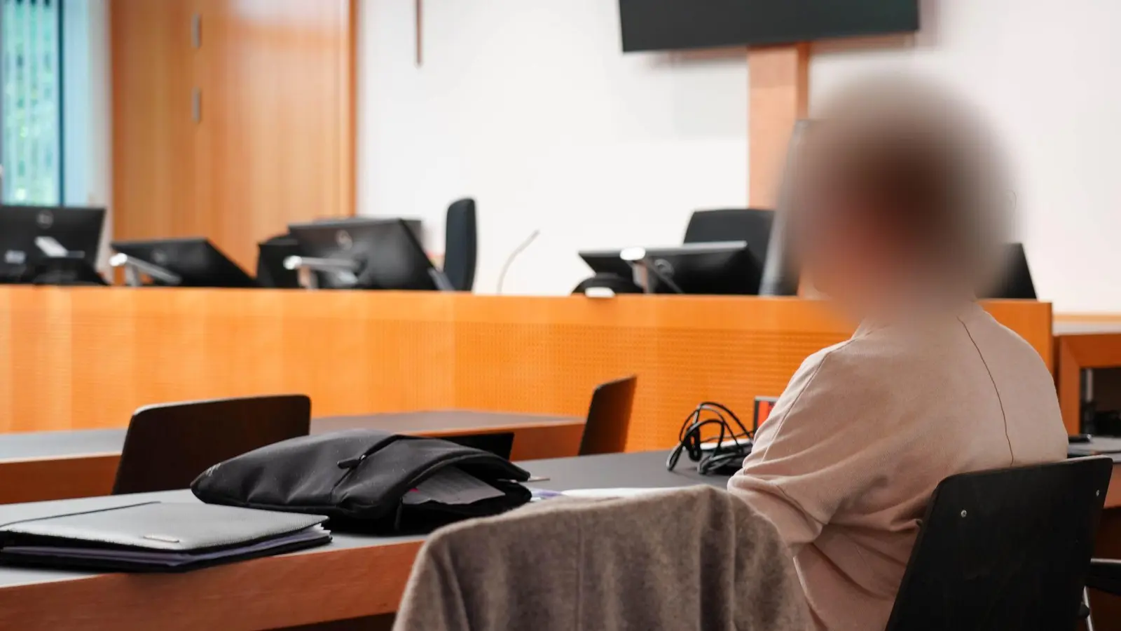 Wegen des Todes einer Patientin ist eine 63 Jahre alte Ärztin, hier auf der Anklagebank im Gerichtssaal, vom Amtsgericht Augsburg verurteilt worden. (Archivbild) (Foto: Ulf Vogler/dpa)