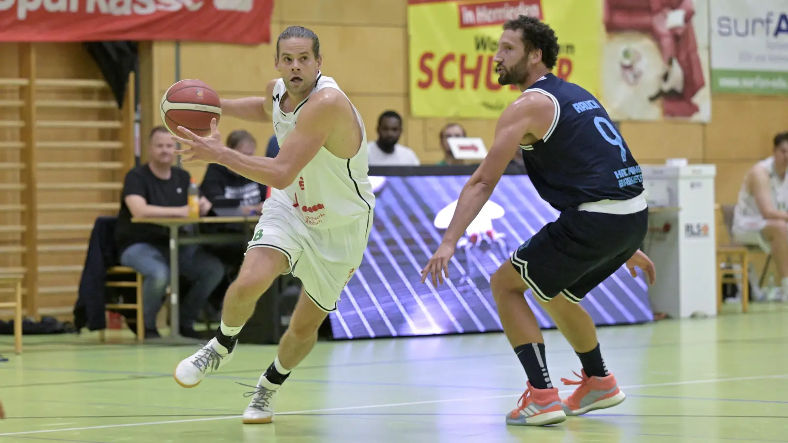 Das Heimspiel verlor Christian Imberi (links) mit seinen Ansbachern 75:87 gegen die Haching Baskets (Sebastian Rauch).  (Foto: Martin Rügner)