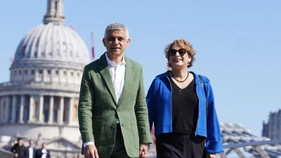 Grünes Licht für Sadiq Khan - und deshalb vielleicht auch der grüne Anzug? Er wird jedenfalls erneut als Bürgermeister der Stadt London verabschiedet. Seine Frau Saadiya Khan begleitet ihn Richtung Tate Modern. (Foto: Stefan Rousseau/PA Wire/dpa)