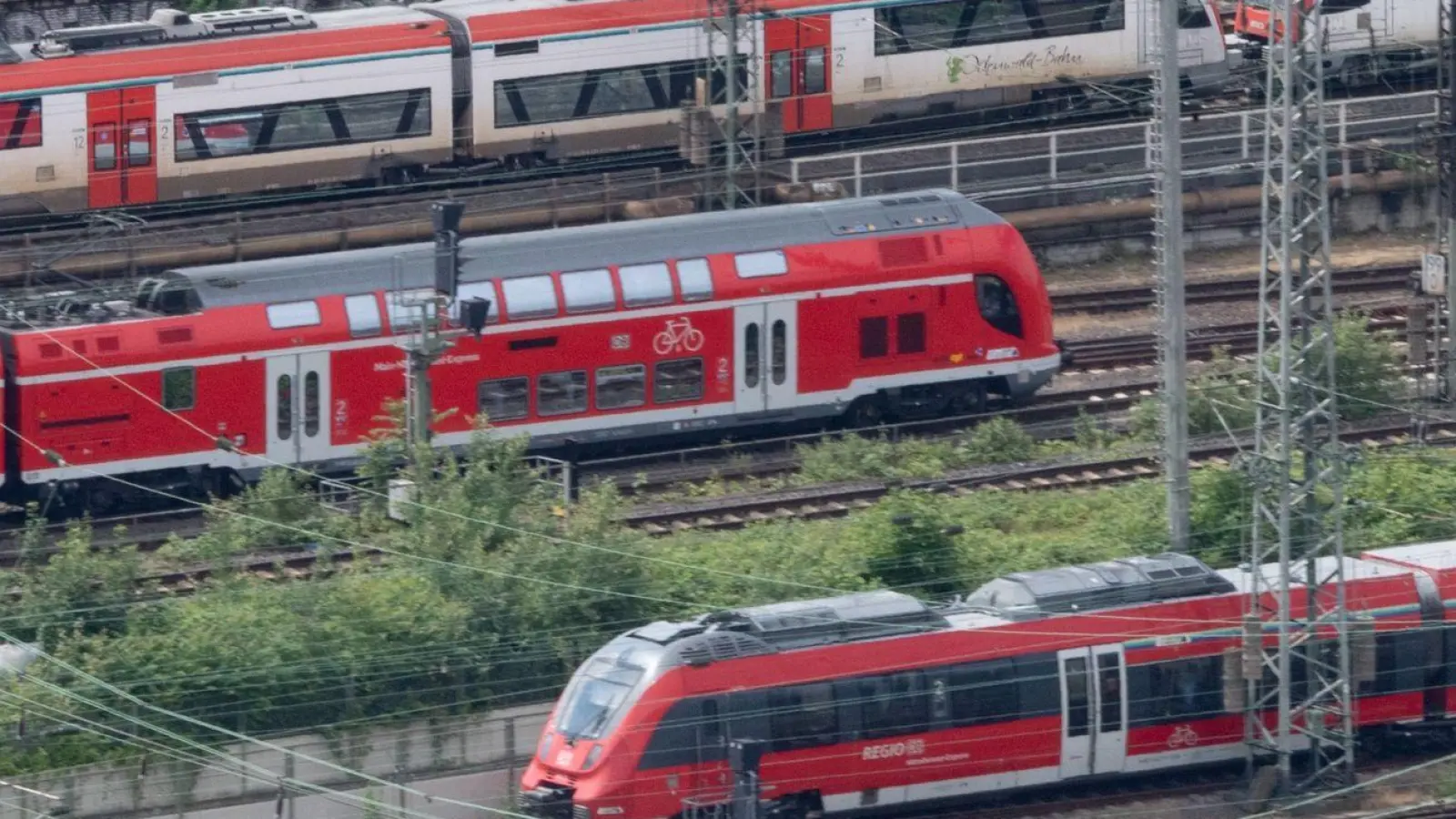 Nahverkehrszüge der Deutschen Bahn auf den Gleisen am Hauptbahnhof Frankfurt. Es scheint so als könnte es bereits in der kommenden Woche eine Einigung zwischen GDL und Bahn geben. (Foto: Boris Roessler/dpa)