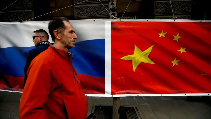 Unter anderem werden Russland und China Menschenrechtsverstöße vorgeworfen (Symbolbild). (Foto: Darko Vojinovic/AP/dpa)