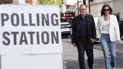 Der britische Premier Keir Starmer und seine Frau Victoria auf dem Weg zum Wahllokal. (Foto: Stefan Rousseau/PA Wire/dpa)