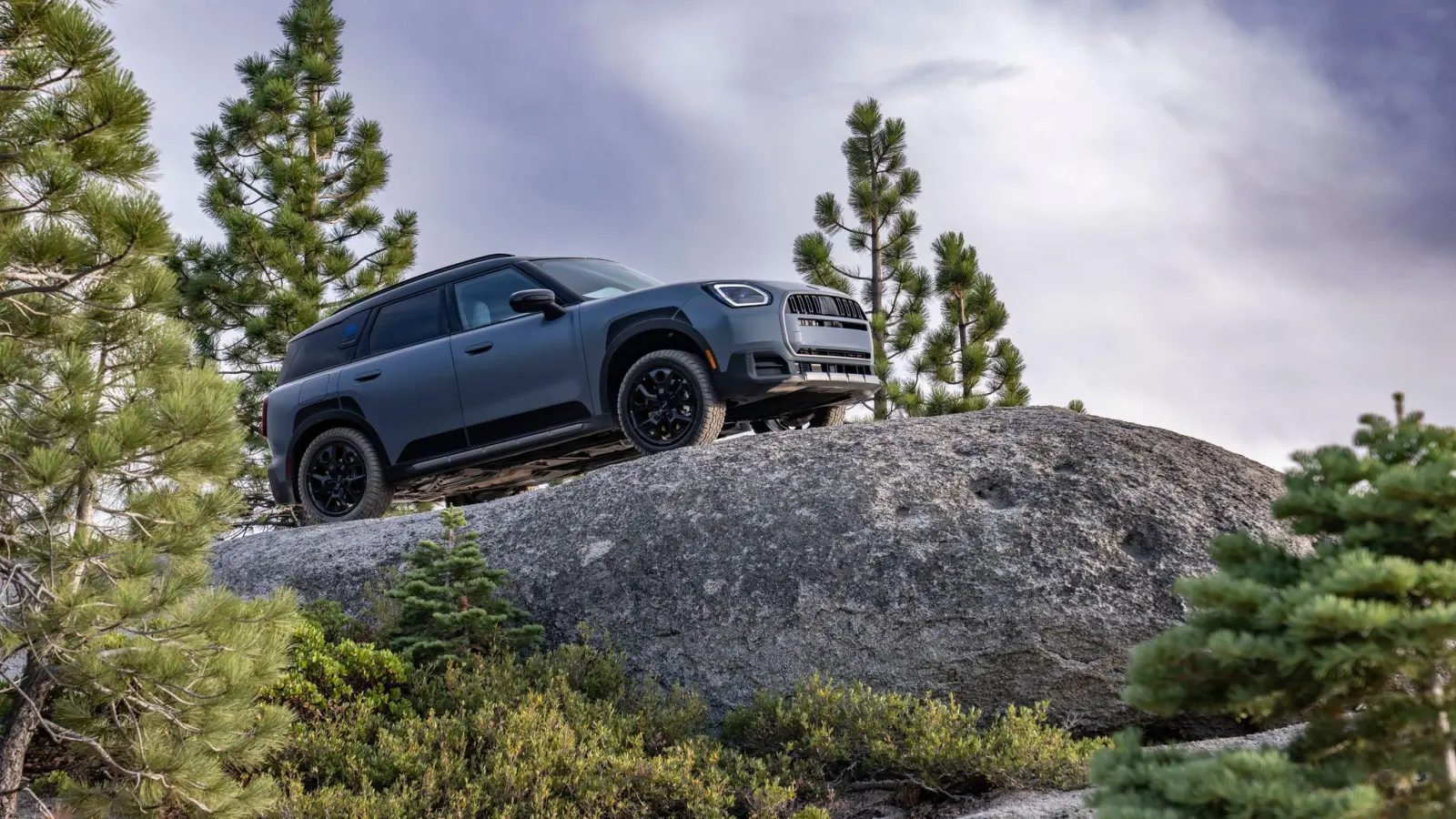 Mini-SUV für Abenteuerlustige: Die Untamed Edition des Mini Countryman hat robustere Anbauteile und mehr Bodenfreiheit. (Foto: Bernhard Filser/BMW AG/dpa-tmn)