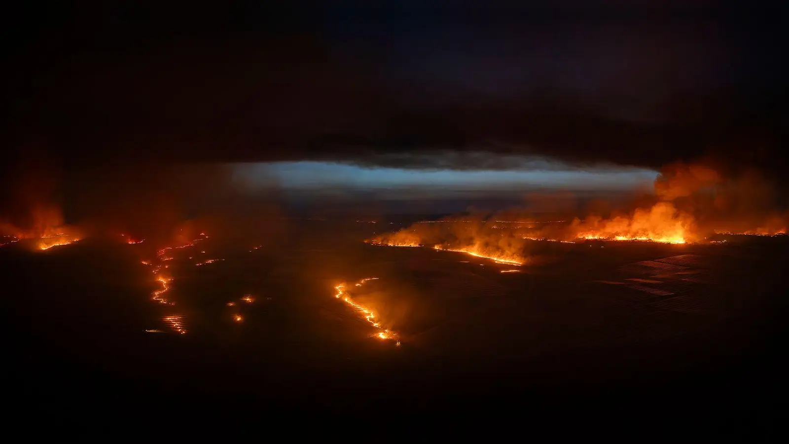 Deutsche Feuerwehrleute aus Nordrhein-Westfalen und Niedersachsen werden voraussichtlich in der Extremadura bei der Waldbrandbekämpfung helfen.  (Foto: Carlos Criado/EUROPA PRESS/dpa)