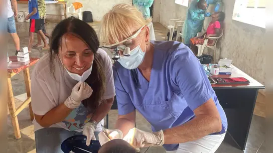 Die Langfurtherin Pia Eberlein assistiert ihrer Freundin Dr. Katrin Zizmann aus dem Landkreis Konstanz bei der zahnmedizinischen Versorgung eines kleinen Mädchens. (Foto: Jürgen Perteck)