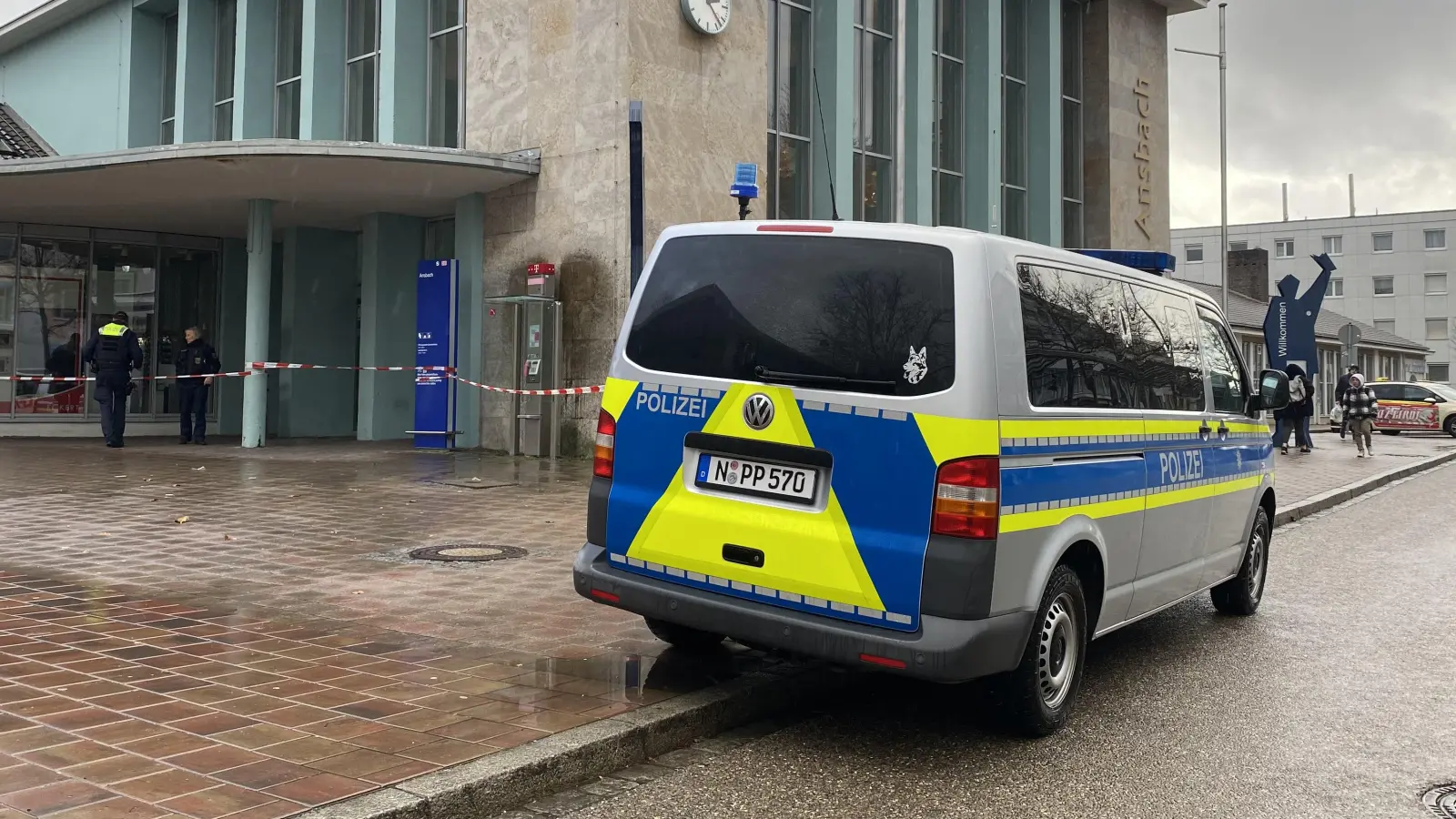 Die Polizei traf am Ansbacher Bahnhof einen Kinder-Erschrecker mit Clownsmaske an. (Symbolbild: Manfred Blendinger)