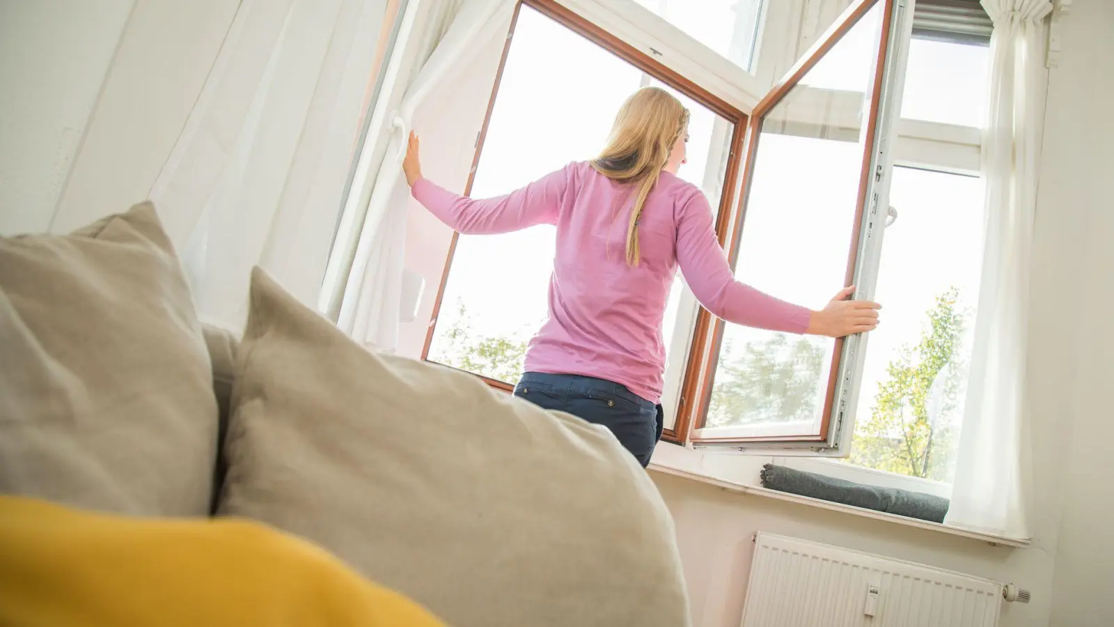 Gezielt lüften: Ohne Lüftungsanlage empfiehlt sich kurzes Stoßlüften morgens oder abends, wenn die Pollenbelastung geringer ist. (Foto: Christin Klose/dpa-tmn)