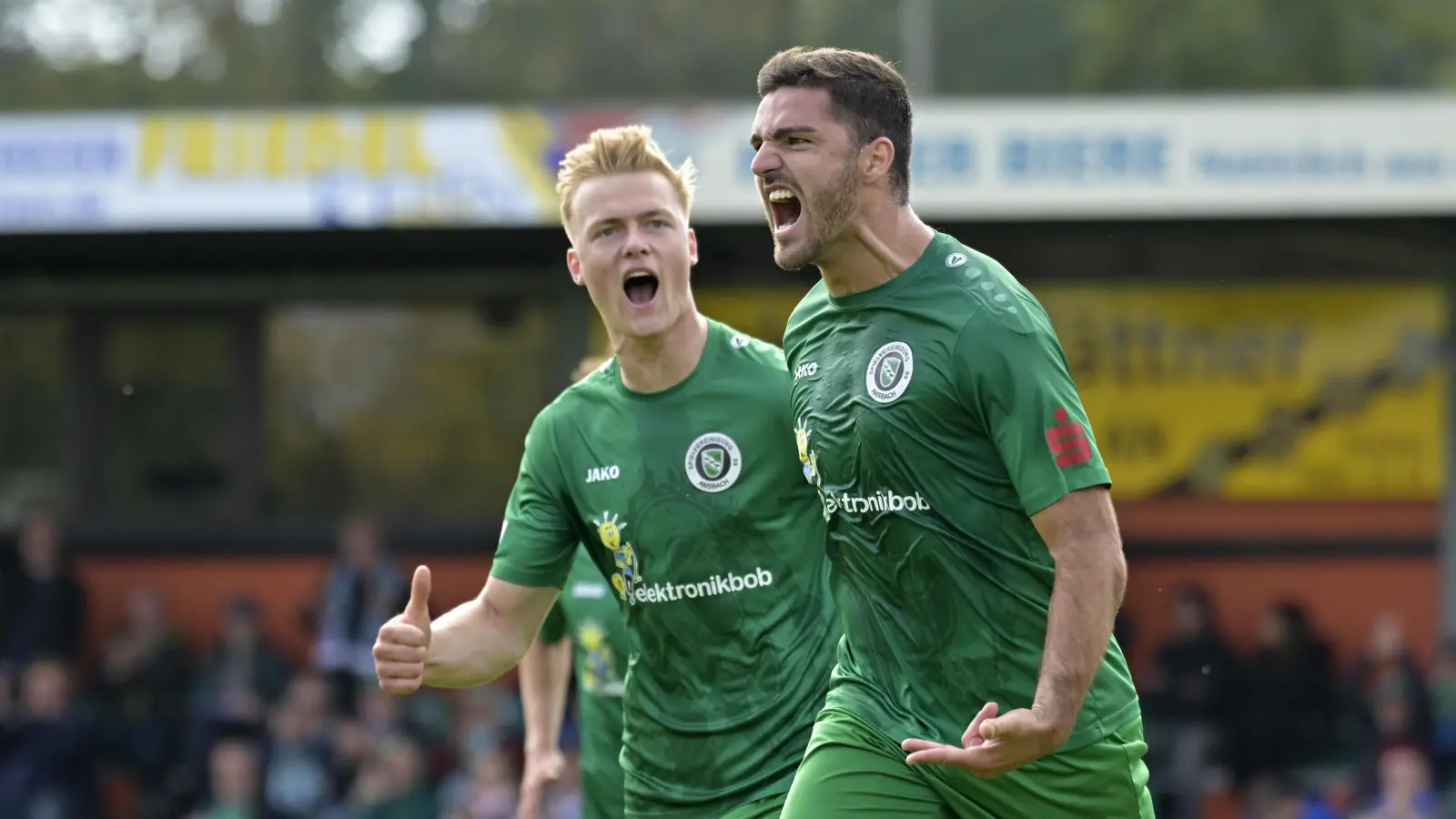 Die Freude muss raus: Die Ansbacher Torschützen Michael Kleinschrodt und Niklas Seefried (links). (Foto: Martin Rügner)
