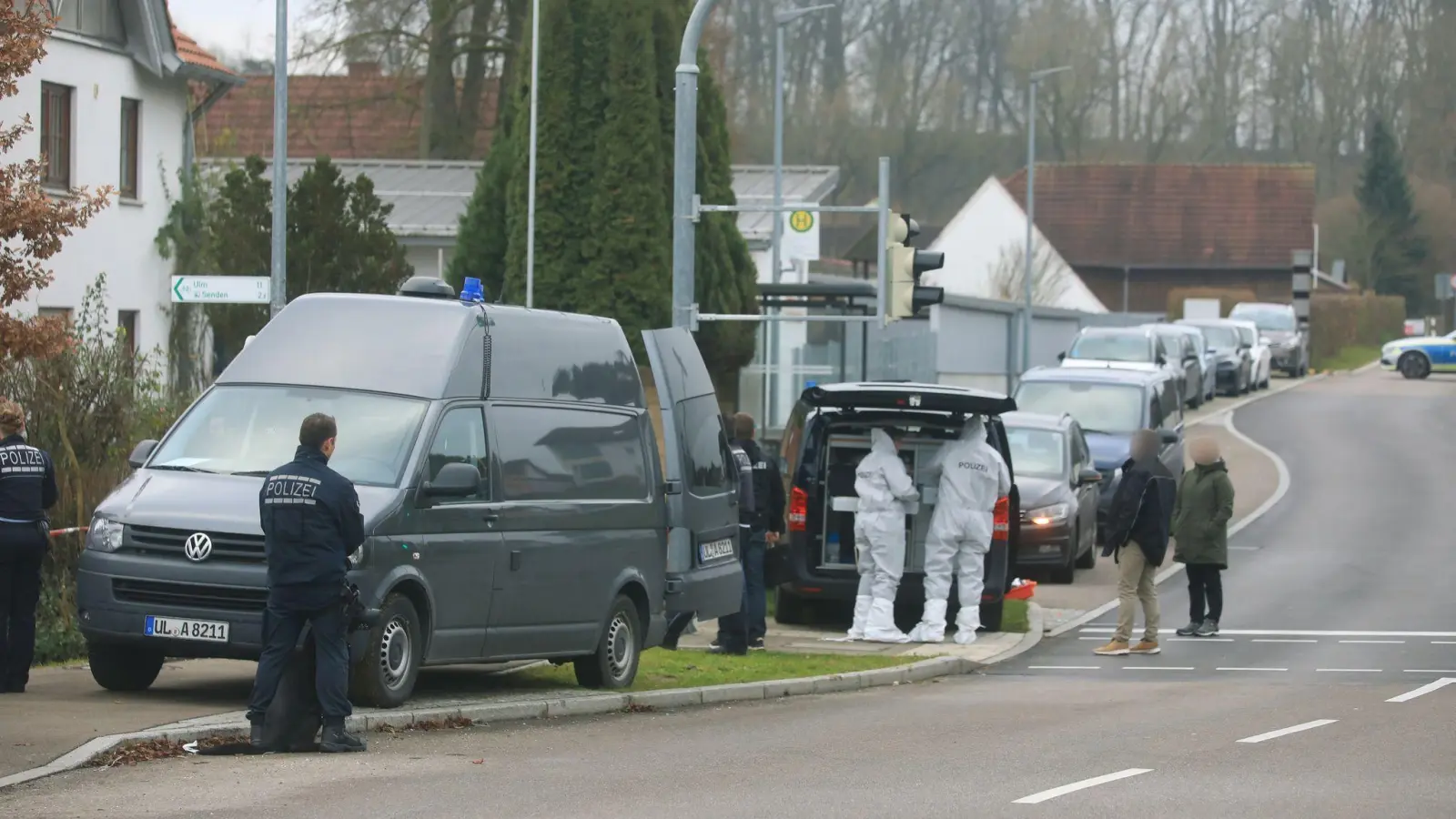 Einsatzkräfte begutachten einen Tatort in Illerkirchberg (Alb-Donau-Kreis). (Foto: Ralf Zwiebler/z-media/dpa)