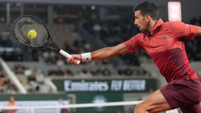 Der Tennis-Weltranglistenerste Novak Djokovic hat bei den French Open einen denkwürdigen Fünf-Satz-Krimi gewonnen. Der 37 Jahre alte Serbe verwandelte um 3:06 in der Nacht seinen ersten Matchball zum 7:5, 6:7 (6:8), 2:6, 6:3, 6:0 gegen den Italiener Lorenzo Musetti. (Foto: Thibault Camus/AP/dpa)